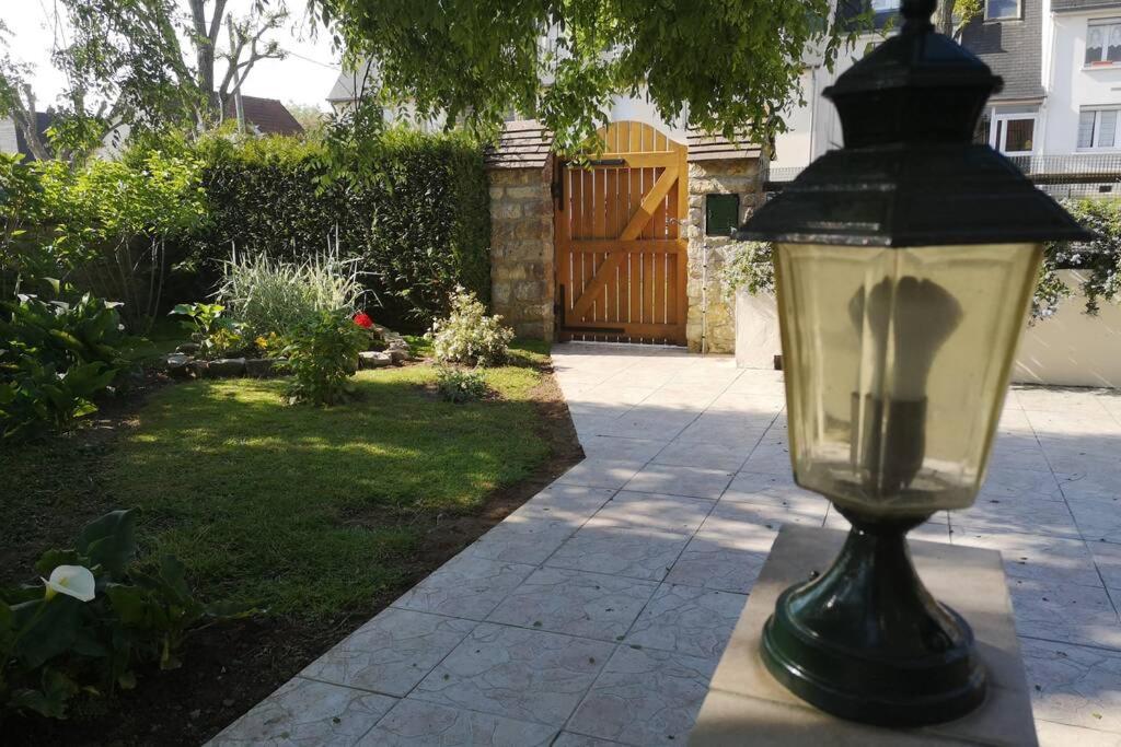 La Roseliere Maison Plain Pied Confortable Belle Decoration Jardin Magnifique 10 Mn A Pied Centre Ville Bayeux Proche Plages Du Debarquement エクステリア 写真