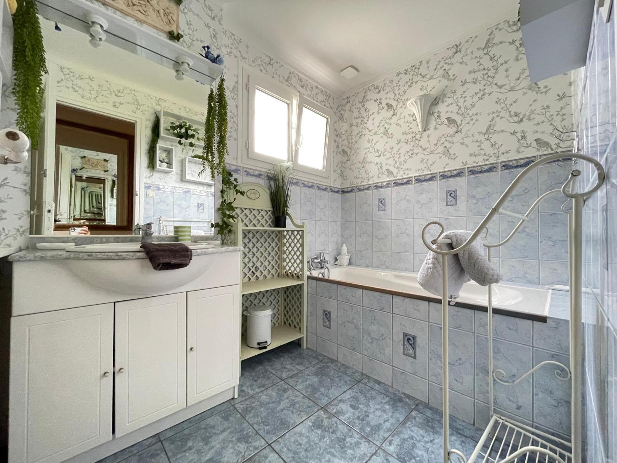 La Roseliere Maison Plain Pied Confortable Belle Decoration Jardin Magnifique 10 Mn A Pied Centre Ville Bayeux Proche Plages Du Debarquement エクステリア 写真